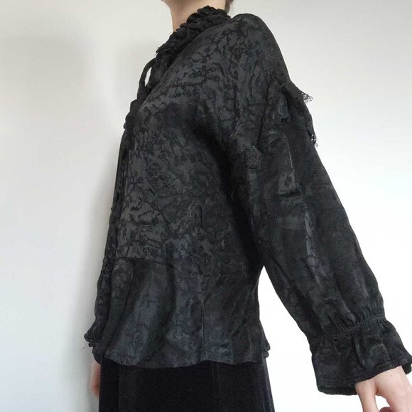 Vintage Victorian style black high neck bow shirt with puffy pirate sleeves - Picture 5 of 14